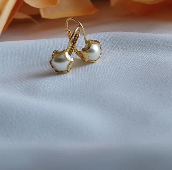 Elegant Gold and Pearl Stud Earrings - Picture 4 of 16